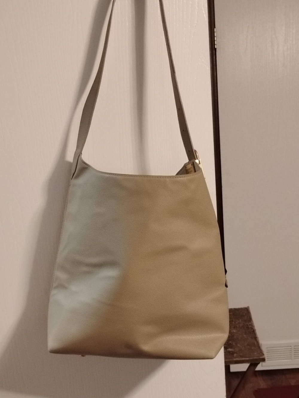 Minimalist Beige Leather Shoulder Bag for Everyday Wear